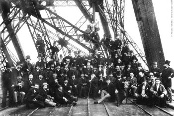 Obreros y personal durante la construcción de la torre Eiffel